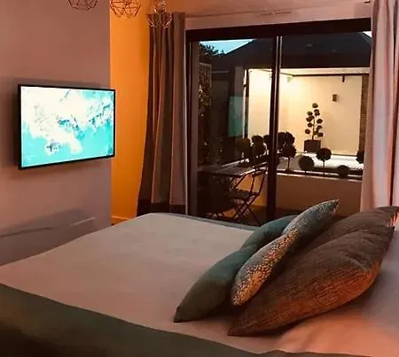 75m2 Avec Piscine Et Jacuzzi Privés, Sauna Et Home-cinéma à 800m Des Commodités