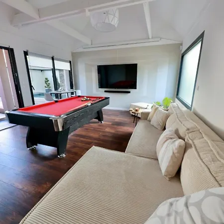 빌라 75m2 Avec Piscine Et Jacuzzi Prives, Sauna Et Home-cinema A 800m Des Commodites *