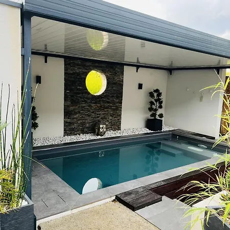 75m2 Avec Piscine Et Jacuzzi Privés, Sauna Et Home-cinéma à 800m Des Commodités Villa