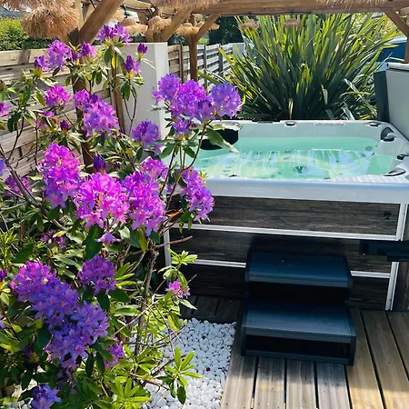 75m2 Avec Piscine Et Jacuzzi Prives, Sauna Et Home-cinema A 800m Des Commodites וילה