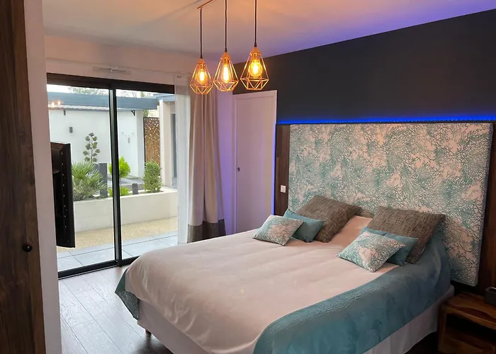 75m2 Avec Piscine Et Jacuzzi Privés, Sauna Et Home-cinéma à 800m Des Commodités *