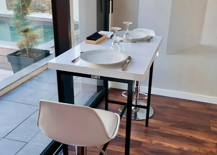 75m2 Avec Piscine Et Jacuzzi Privés, Sauna Et Home-cinéma à 800m Des Commodités *