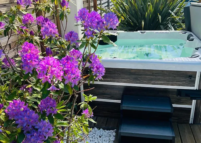 75m2 Avec Piscine Et Jacuzzi Privés, Sauna Et Home-cinéma à 800m Des Commodités Villa